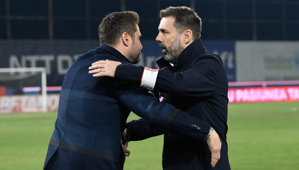 Adrian Mutu vizează postul de antrenor principal la Dinamo, în timp ce Zeljko Kopic își păstrează poziția De câteva zile, în mediul fotbalistic românesc circulă zvonuri despre posibila plecare a lui Zeljko Kopic de pe banca tehnică a lui Dinamo, dar oficialii clubului aseamănă situația cu o simplă discuție de la finalul sezonului, fără intenții clare de a schimba antrenorul în actualul campionat