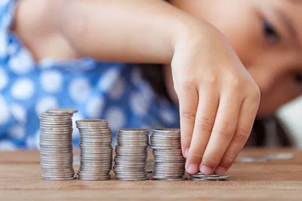 Discuțiile legate de data la care vor ajunge alocațiile și indemnizațiile plătite de stat în conturile românilor se intensifică în această perioadă, întrucât majoritatea beneficiarilor așteaptă cu speranță și un oarecare stres distribuirea sumelor