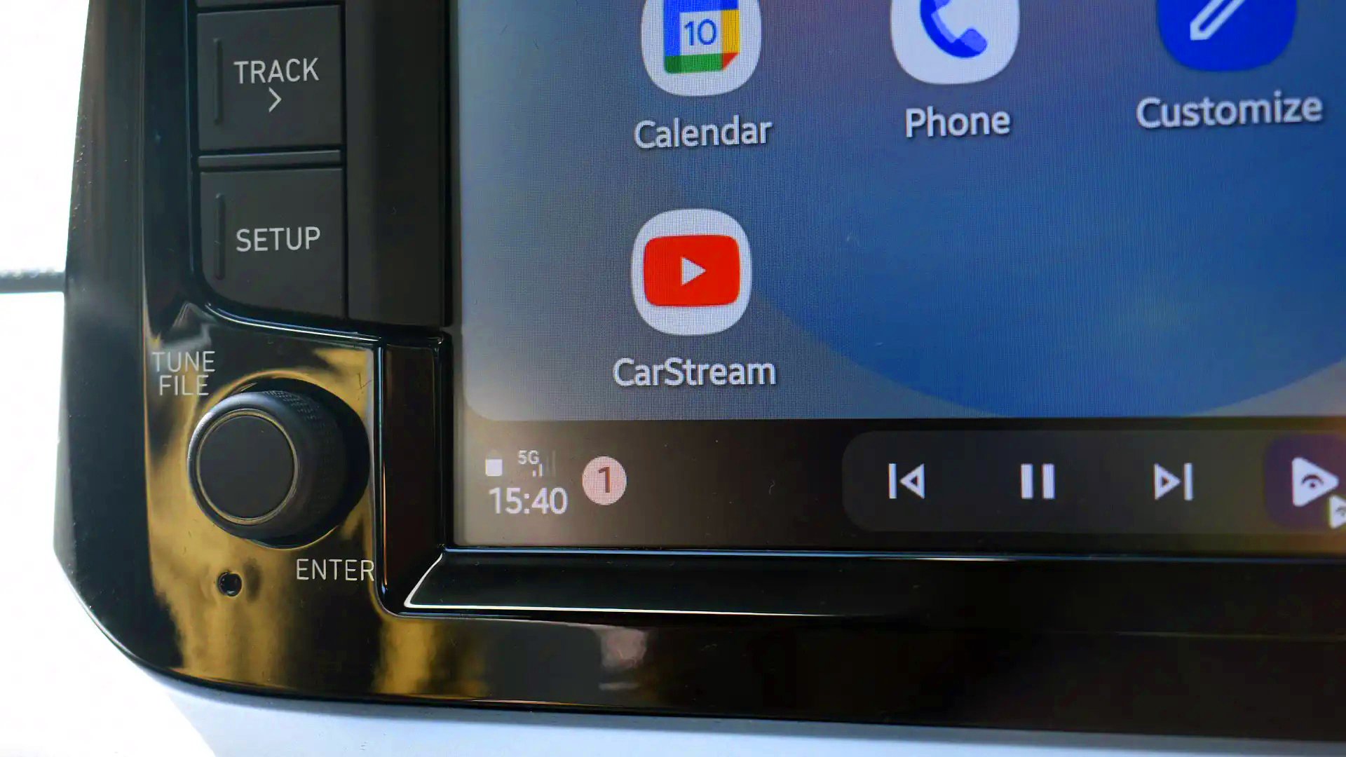 YouTube pe Android Auto: un pas timid spre experiența completă Într-un moment în care șoferii moderni așteaptă din ce în ce mai mult integrarea funcționalităților digitale, Google pare să ia un avans moderat în direcția oferirii unei experiențe multimedia mai avansate pe platforma Android Auto