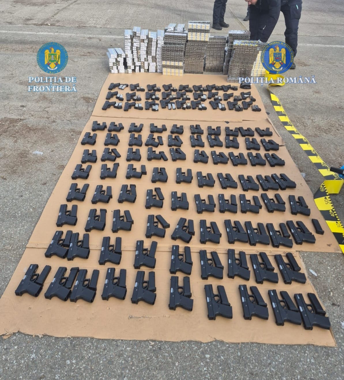 Peste 100 de pistoale și 60.000 țigări, confiscate în urma unui control la Calafat O operațiune de amploare a fost desfășurată recent în localitatea Calafat, unde autoritățile române au reușit să finalizeze un control extrem de important asupra unui autocamion înmatriculat în Turcia
