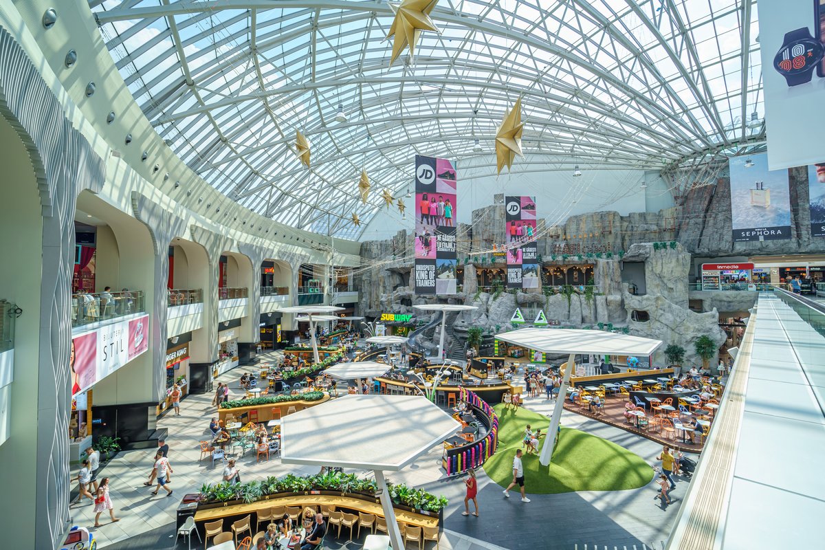 Vânzările în centrele comerciale din București sunt în declin accelerat, iar comercianții resimt acut efectele crizei economice și ale noilor restricții impuse în ultimele luni, fiind nevoiți să înfrunte o cifră de afaceri foarte slabă
