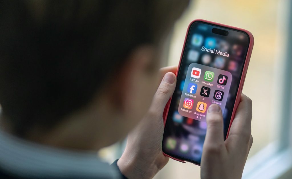 Austria devansează Europa în protejarea minorilor online, în timp ce România întâmpină blocaje legislative Austria face pași hotărâți în direcția limitării accesului minorilor sub 14 ani la rețelele sociale, un fenomen tot mai reprezentativ pentru evoluția politicilor de reglementare a internetului în Europa și în alte părți ale lumii