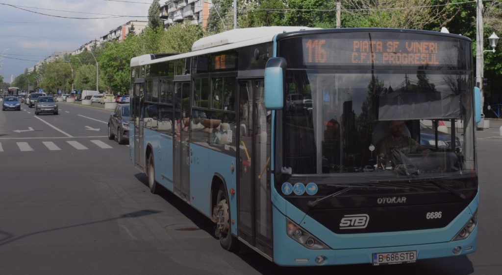 Autobuzele din Sectorul 4 beneficiază de o nouă stație, dar traficul devine mai complex din cauza lucrărilor la Piața Unirii În cadrul eforturilor continue de modernizare a infrastructurii de transport în comun din București, Primăria Capitalei, prin compania de transport public TPBI, anunță inaugurarea unei noi stații de autobuz în zona Pieței Eroii Revoluției, situată în Sectorul 4