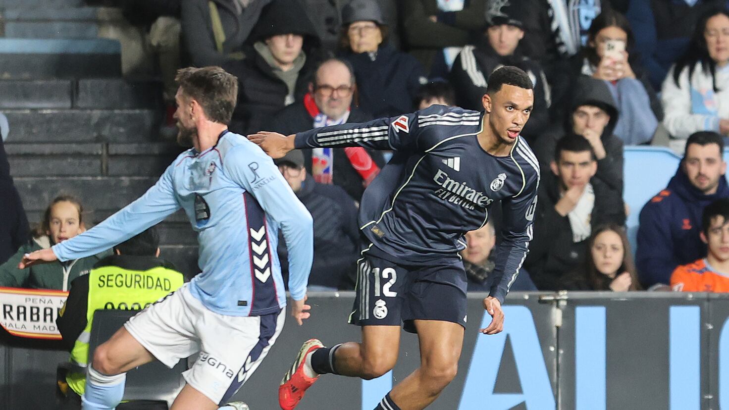 El Panda și Swedberg, amenințări pentru Madrid în meciul din Liga În fața unei mulțimi încordate și așteptând un duel crucial, cei doi jucători ai Celta Vigo, El Panda și Swedberg, au devenit principalele amenințări pentru Real Madrid în meciul disputat luni seara