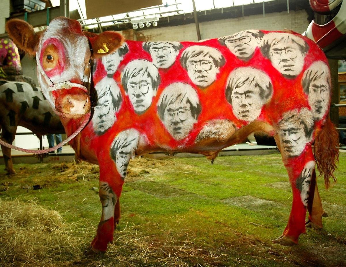 Identitatea “misterioasă” a lui Banksy pare, din nou, mai aproape de dezvăluire De mai bine de un deceniu, întrebarea dacă ar exista cu adevărat un “el” în spatele pseudonimului Banksy a fost cea mai discutată temă în lumea artei stradale