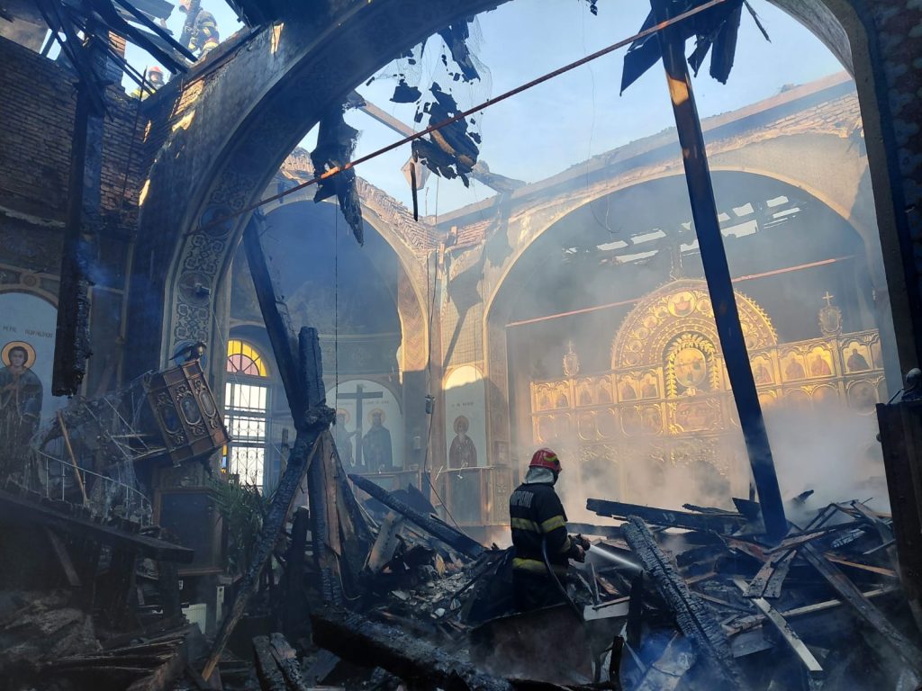 Incendiul devastator izbucnit la Biserica din Puchenii Moşneni: o comoară istorică aproape distrusă Un incendiu puternic a mistuit duminică dimineață biserica monument istoric din satul Puchenii Moșneni, situat în județul Prahova, provocând pagube considerabile la unul dintre cele mai valoroase edificii religioase ale zonei