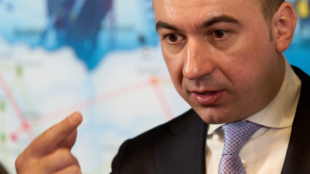 Autoritățile din domeniul energiei reafirmă: limitarea consumului de carburanți nu este pe agenda actuală În contextul crizei globale a prețurilor la energie și al discusiei tot mai intense despre plafonarea consumului de carburant, oficialii români clarifică poziția statului