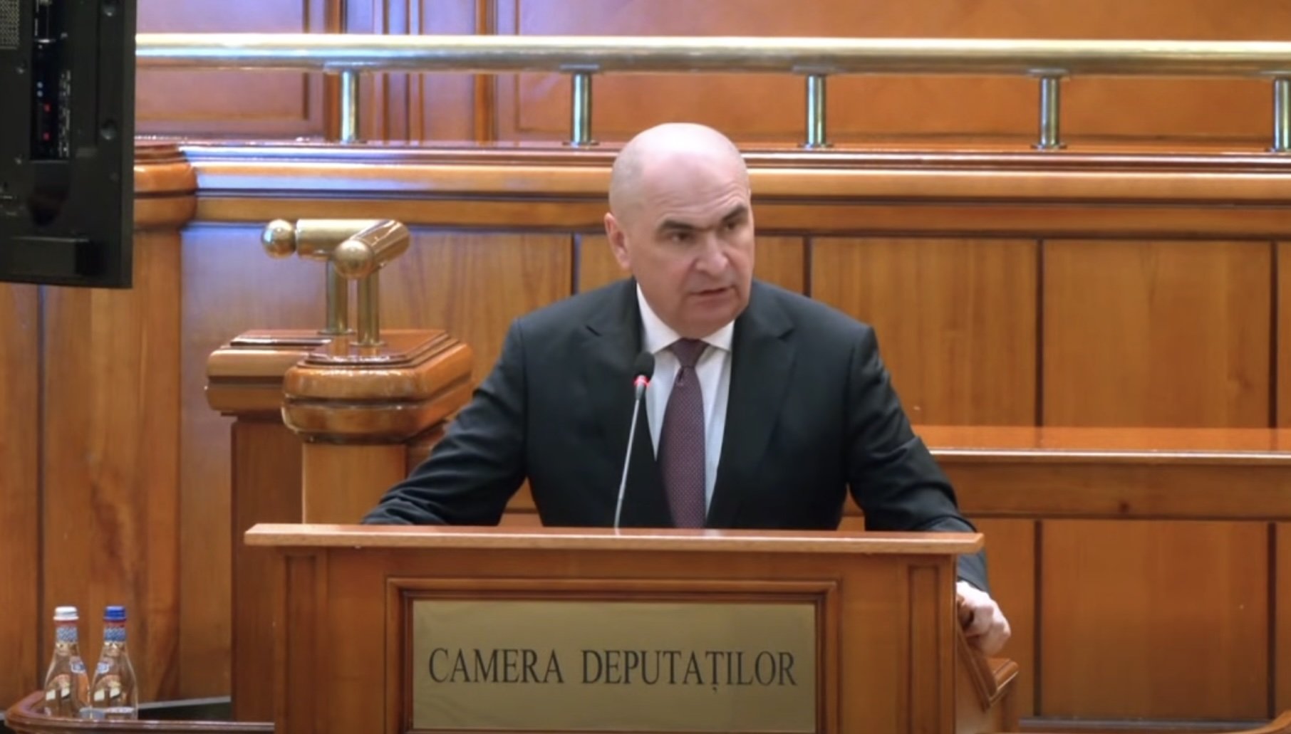 Premierul Ilie Bolojan a umplut cu ton ferm și clar discursul de joi seara în Parlament, îndemnând legislatorii să aprobe proiectul de buget pentru anul viitor, argumentând că “România are nevoie de buget pentru a putea funcționa.” Într-un moment tensionat al dezbaterilor, liderul executiv a lovit cu ironie discursurile social-democraților, subliniind faptul că aceștia fac parte din actuala coaliție de guvernare, deși le-au criticat în timpul prelegerilor