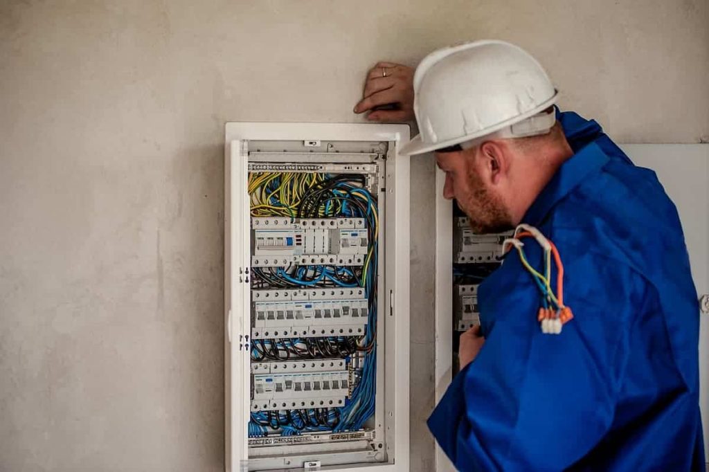 Un gest simplu, dar esențial pentru siguranța locuinței: apăsarea unui buton pe tabloul electric, cel mai adesea ignorat, poate preveni incidente grave sau chiar tragedii