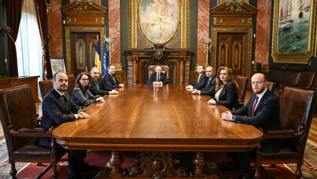Statul ia împrumuturi duble față de sectorul privat. Cine are de câștigat?