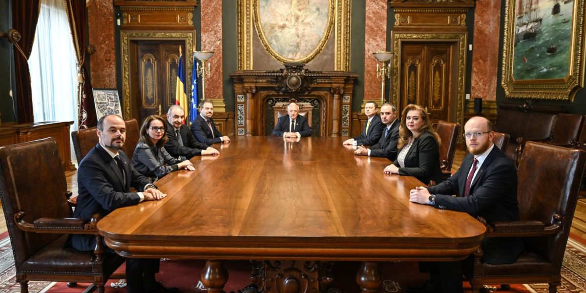 Statul ia împrumuturi duble față de sectorul privat. Cine are de câștigat?