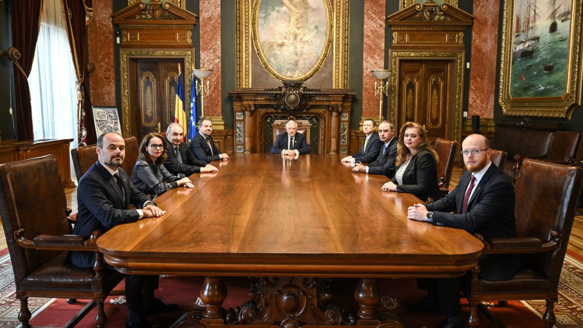 Statul ia împrumuturi duble față de sectorul privat. Cine are de câștigat?