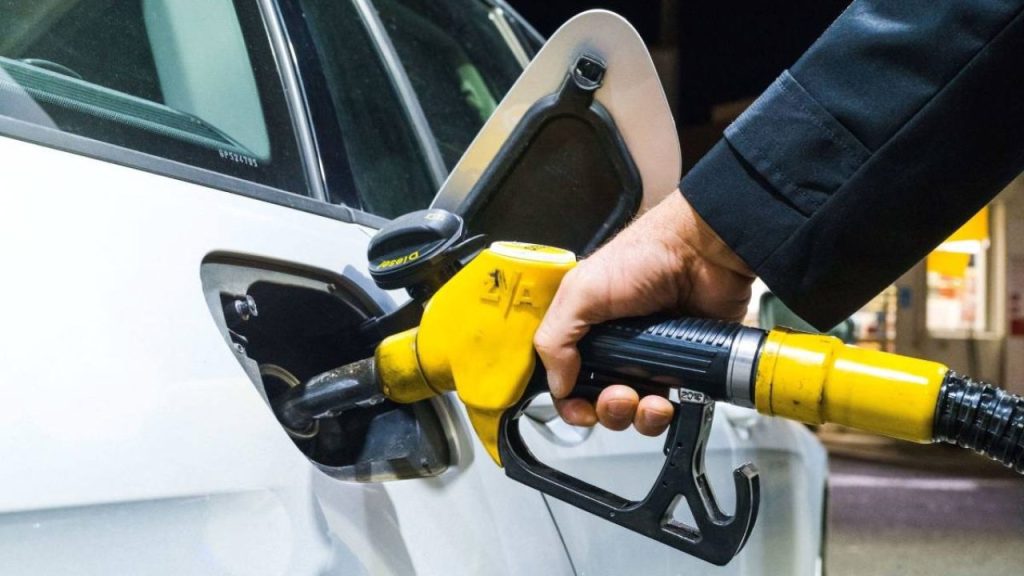 Prețurile carburanților ar scădea dacă se oprește conflictul din Orientul Mijlociu, estimări privind revenirea la nivelurile inițiale