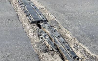 Pasajul Pipera devine o amenințare pentru siguranța rutieră: metal și cauciuc smulse din structura podului, riscuri majore Situație alarmantă pe unul dintre cele mai circulate drumuri din nordul Bucureștiului