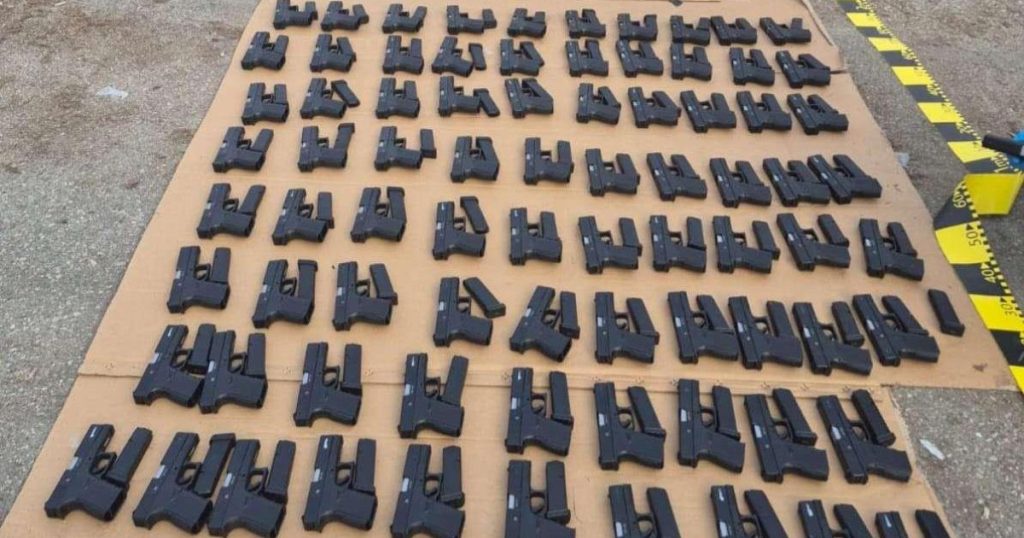 Captură de proporții la Calafat. Peste 100 de pistoale, încărcătoare şi 60.000 de țigarete au fost descoperite într-un camion