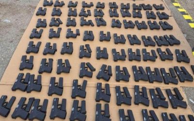 Captură de proporții la Calafat. Peste 100 de pistoale, încărcătoare şi 60.000 de țigarete au fost descoperite într-un camion