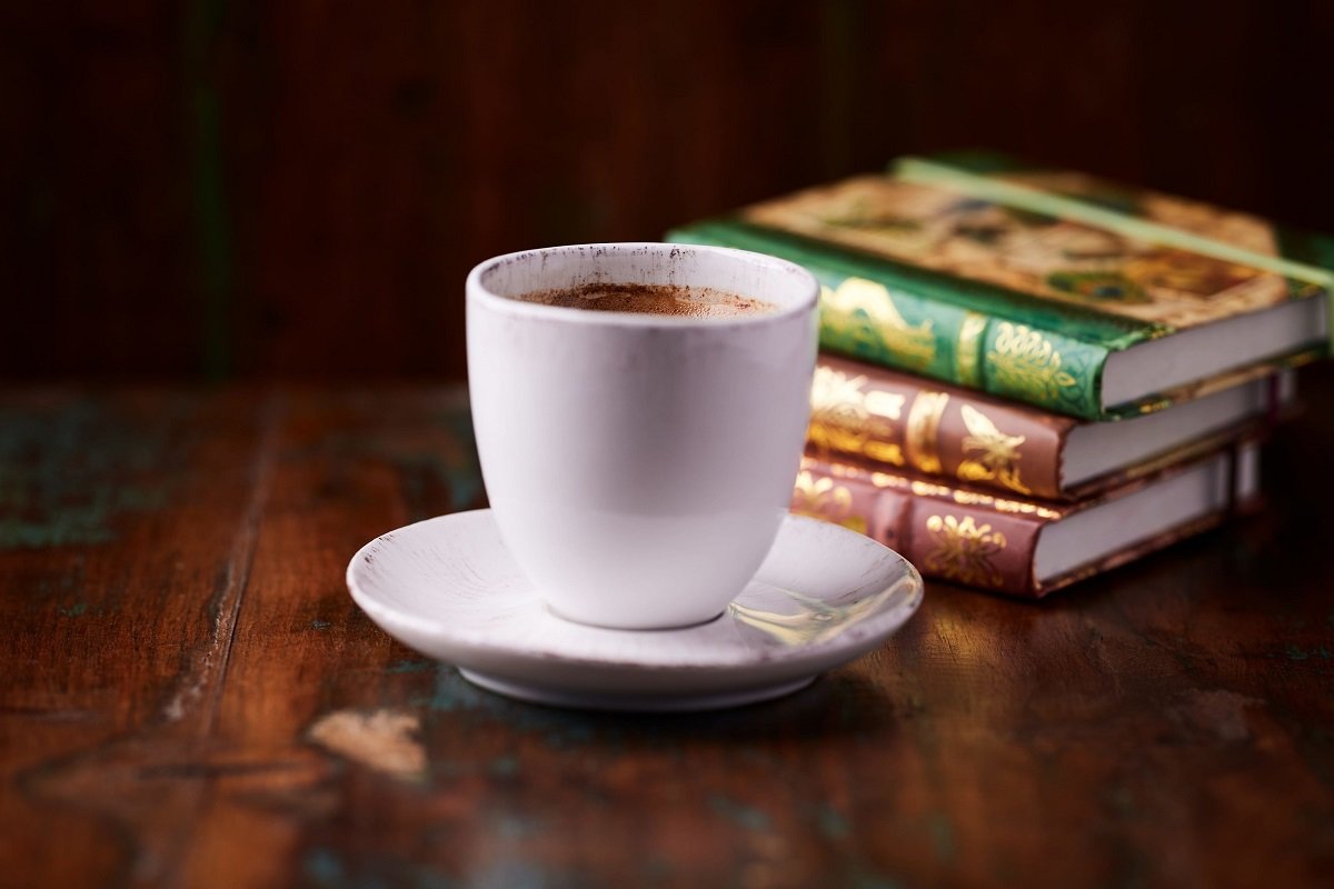 Pluralul corect al „cappuccino” este „cappuccini”/„cappuccinos”, nu „capuținer”