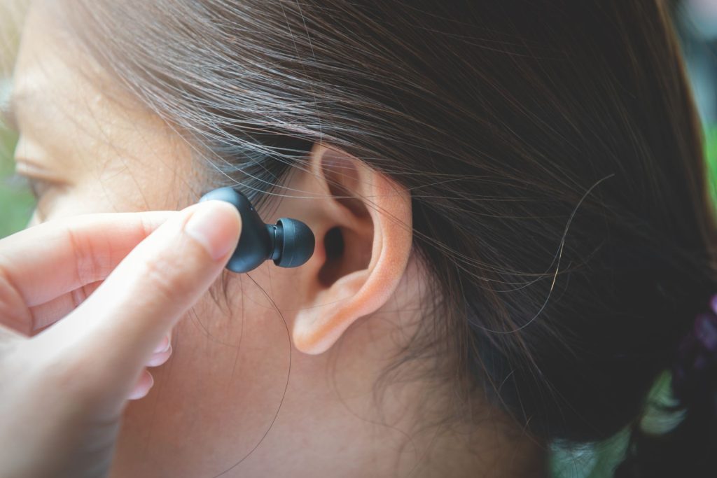 Căștile audio pot provoca infecții: ce trebuie să știm