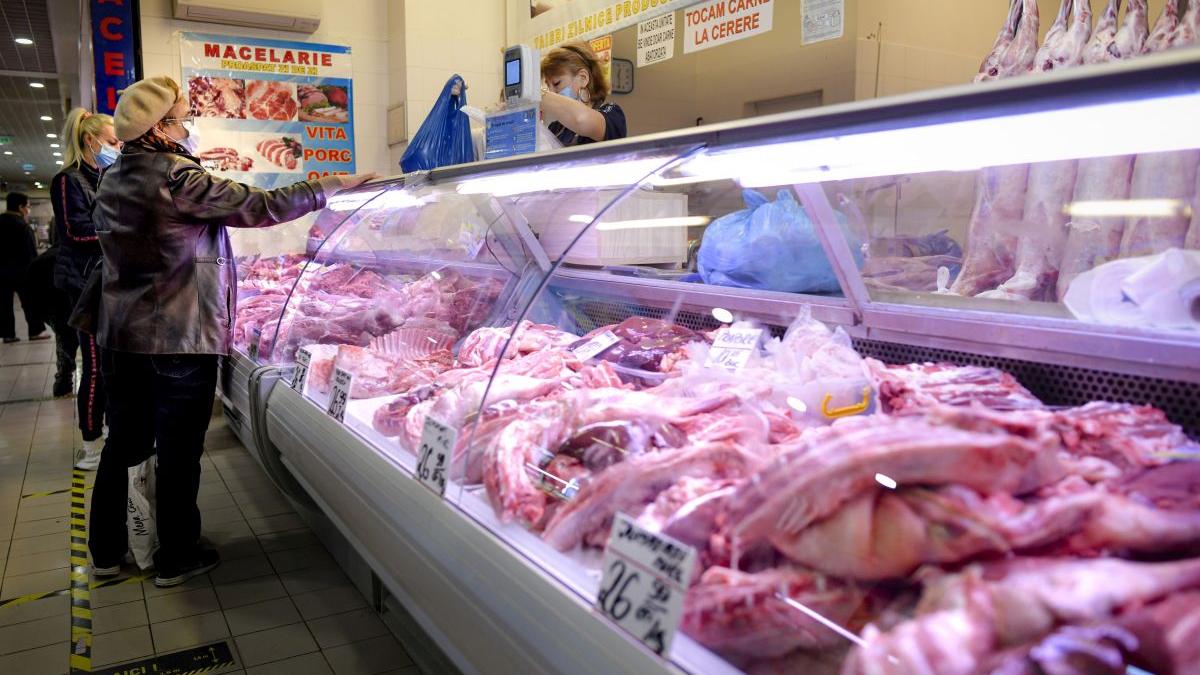 Bătălia pentru carnea de miel de Paște începe încă din zorii zilei în piețele tradiționale și supermarketuri din întreaga țară, dar diferențele de prețuri sunt colosale și devin tot mai evidente odată cu apropierea sărbătorilor