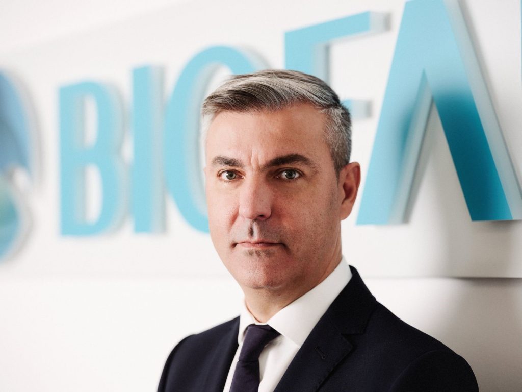 Presiuni fără precedent asupra marjelor de profit ale farmaceuticilor români: creșterea costurilor și noile reglementări fiscale Industria farmaceutică din România resimte în ultimul timp o presiune tot mai accentuată asupra marjelor de profit, fiind afectată de o combinație de factori interni și externi care obligă companiile să-și revizuiască strategiile financiare și operaționale