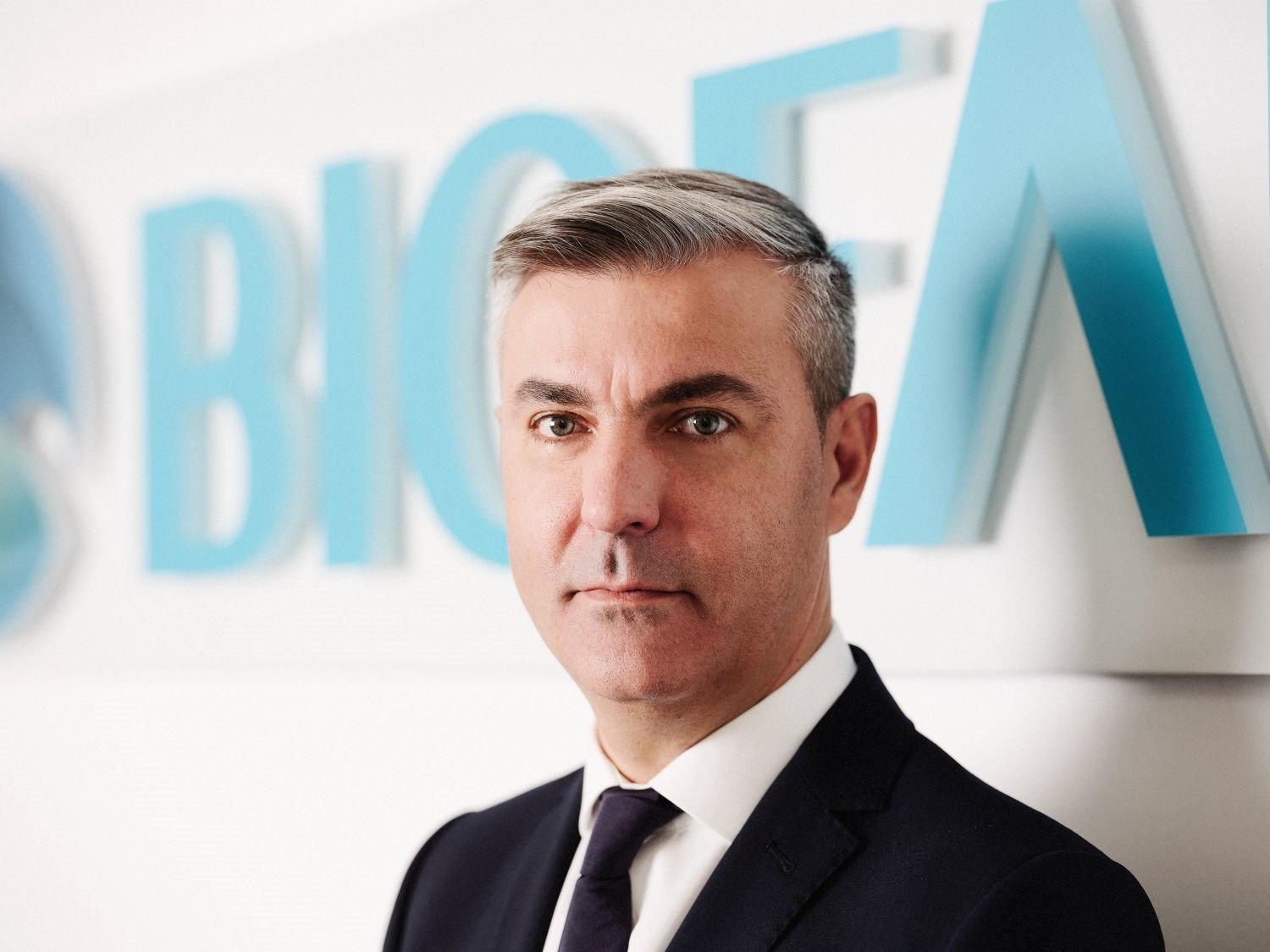 Presiuni fără precedent asupra marjelor de profit ale farmaceuticilor români: creșterea costurilor și noile reglementări fiscale Industria farmaceutică din România resimte în ultimul timp o presiune tot mai accentuată asupra marjelor de profit, fiind afectată de o combinație de factori interni și externi care obligă companiile să-și revizuiască strategiile financiare și operaționale