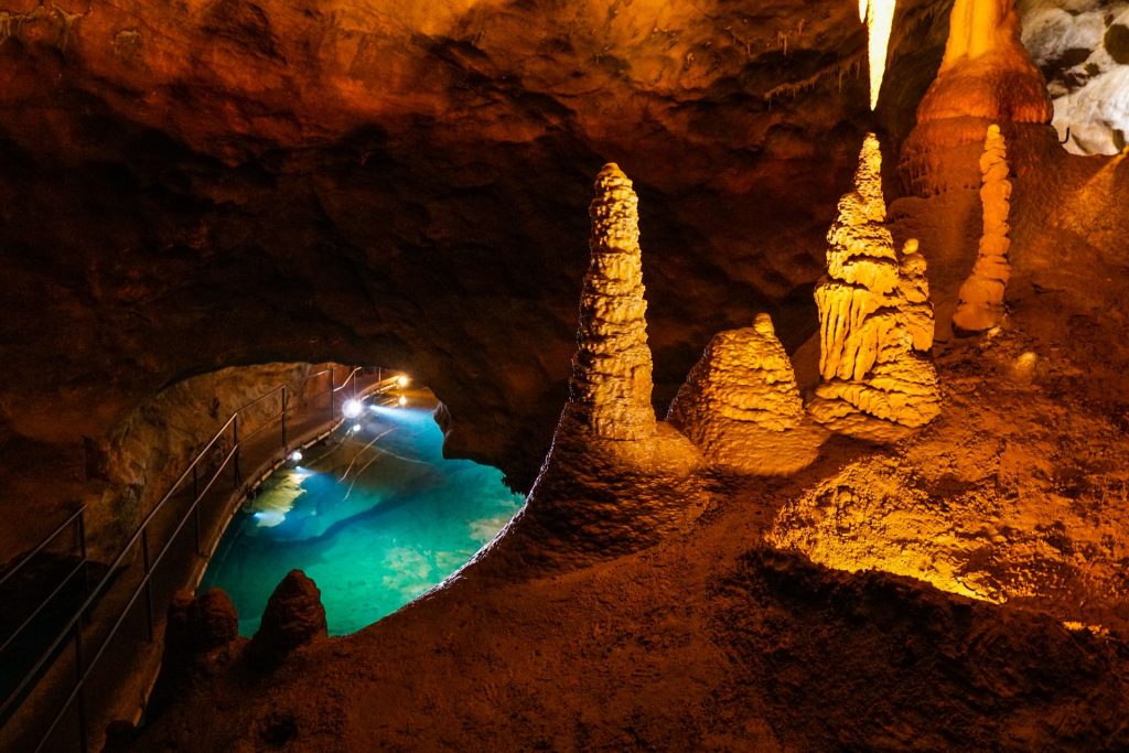 Un nou record în lumea geologiei: cea mai veche peșteră din lume, datată la peste 340 de milioane de ani, a fost identificată în Australia, într-o clădire subterană ascunsă în inima pădurilor din New South Wales
