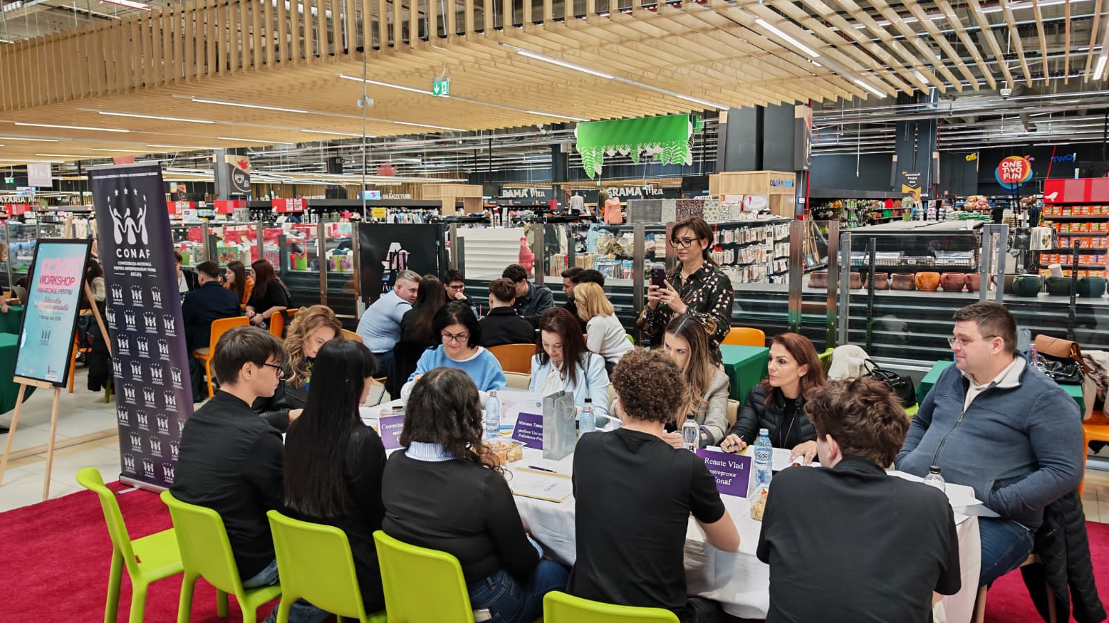 Piteștiul devine centru al viitorului antreprenorial: Tinerii participă la „Maratonul pentru Educație Antreprenorială” Weekendul trecut a fost marcat de un eveniment de impact pentru tinerii din Pitești, care are potențialul de a schimba în mod definitiv modul în care aceștia privesc antreprenoriatul