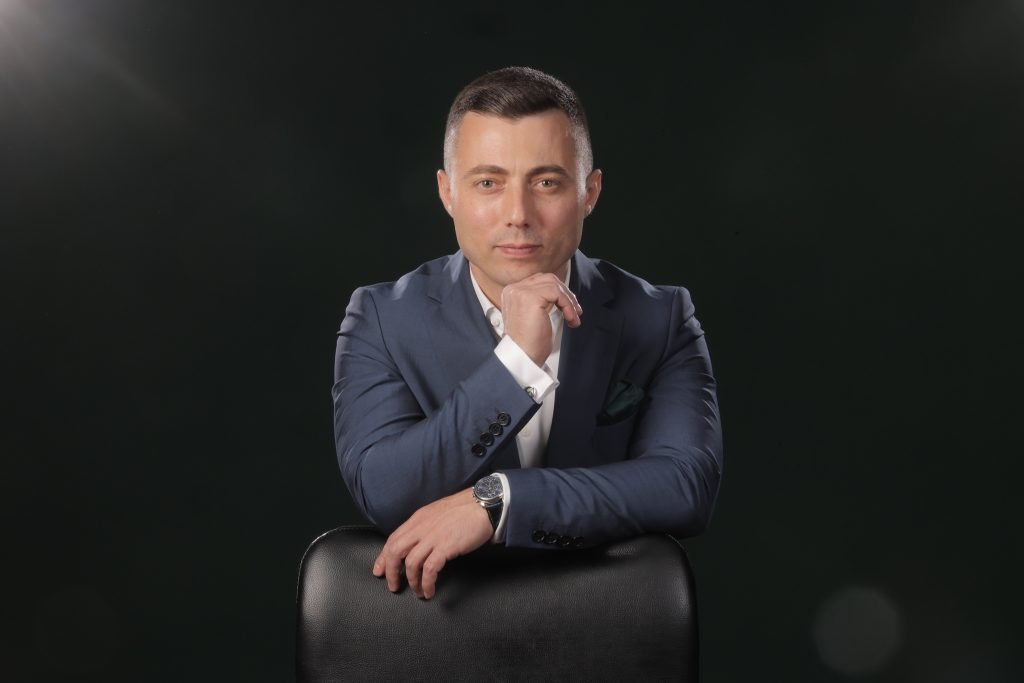 Într-o eră în care inteligența artificială devine tot mai prezentă în afaceri și societate, întrebarea despre viitorul locurilor de muncă capătă o nouă dimensiune