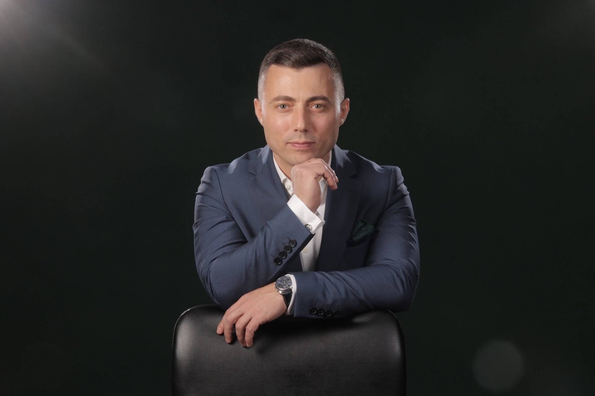 Într-o eră în care inteligența artificială devine tot mai prezentă în afaceri și societate, întrebarea despre viitorul locurilor de muncă capătă o nouă dimensiune