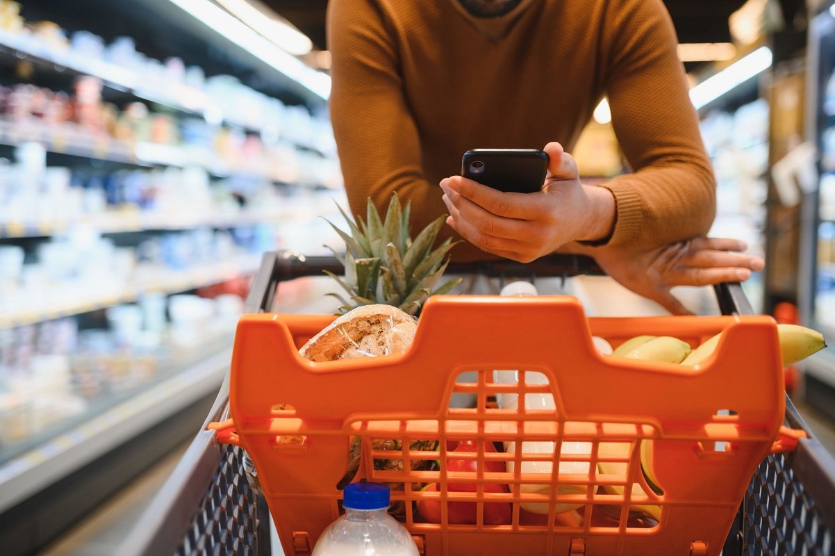 Alimente mai scumpe în 2026 din cauza creșterii prețurilor la carburanți, provocând inaccesibilitatea pentru mulți români