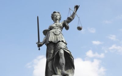 300 éves szobor, amely az Igazság kútját felügyeli a frankfurti Roemer téren / Németország