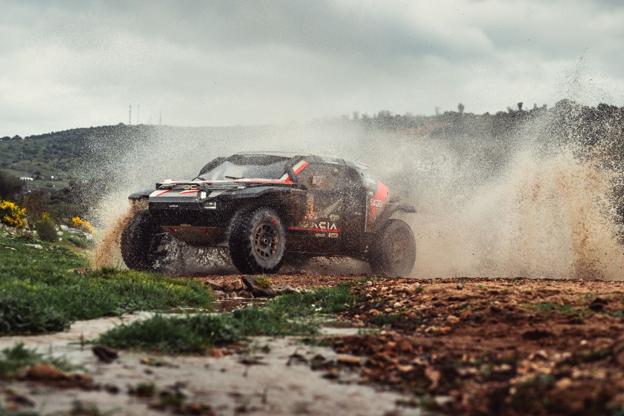 Dacia Sandriders, în fruntea rally-raid-ului Portugaliei și primii lideri ai Campionatului Mondial FIA de Rally-Raid Echipa Dacia Sandriders a scris din nou istorie în rally-raid, obținând o victorie extrem de importantă în raliul Portugaliei, după doar două luni de la triumful echipajului Nasser Al-Attiyah – Fabian Lurquin la Dakar 2026