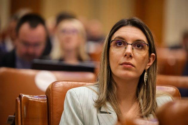 Ministrul Mediului, Diana Buzoianu, clarifică situația barajului Mihăileni: „Suntem implicați în un scandal populist” Amplasat pe râul Crișul Alb, barajul Mihăileni a devenit, recent, centrul unui scandal politică și juridic, alimentat de acuzații și de informații tendențioase referitoare la stadiul și siguranța lucrărilor