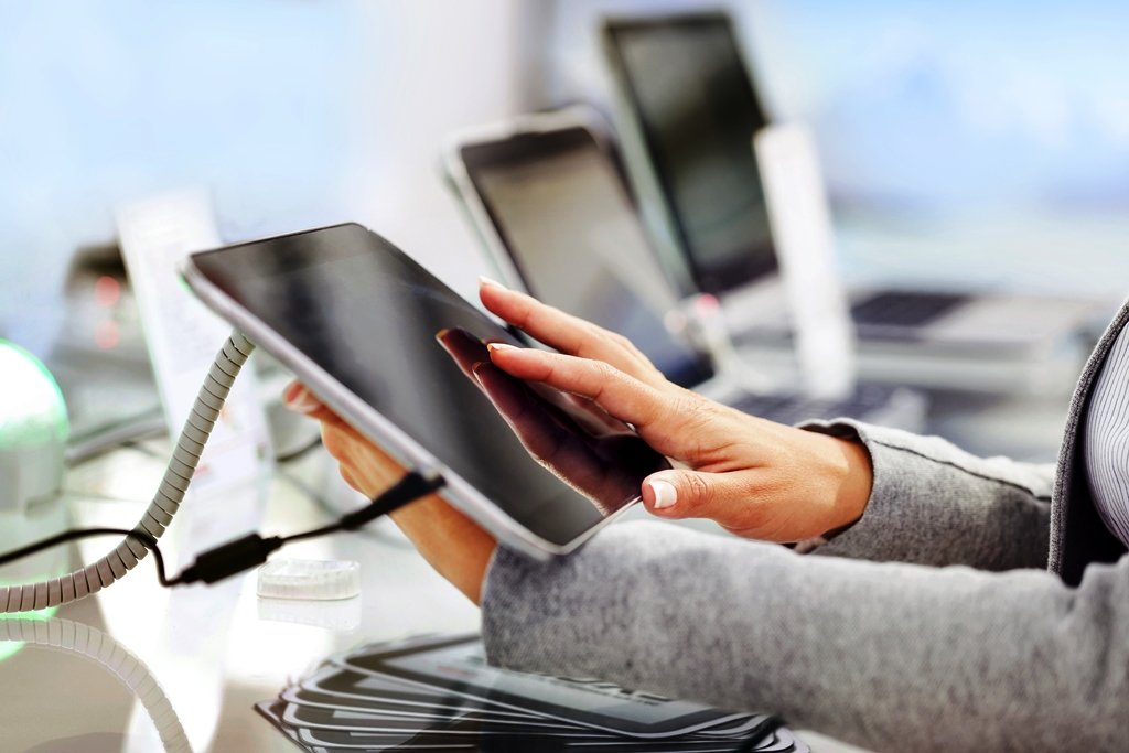 Costurile minime de acces modifică radical comportamentul de consum al românilor În era digitalizării accelerate, modul în care consumatorii interacționează cu produsele și serviciile s-a transformat fundamental