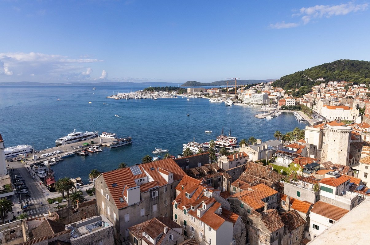 Trei mii de euro pe lună, cazare și mese incluse: sezonul estival aduce oportunități de muncă aproape de vis pentru românii aflați în căutarea unei experiențe bine plătite în Balcani și nu numai