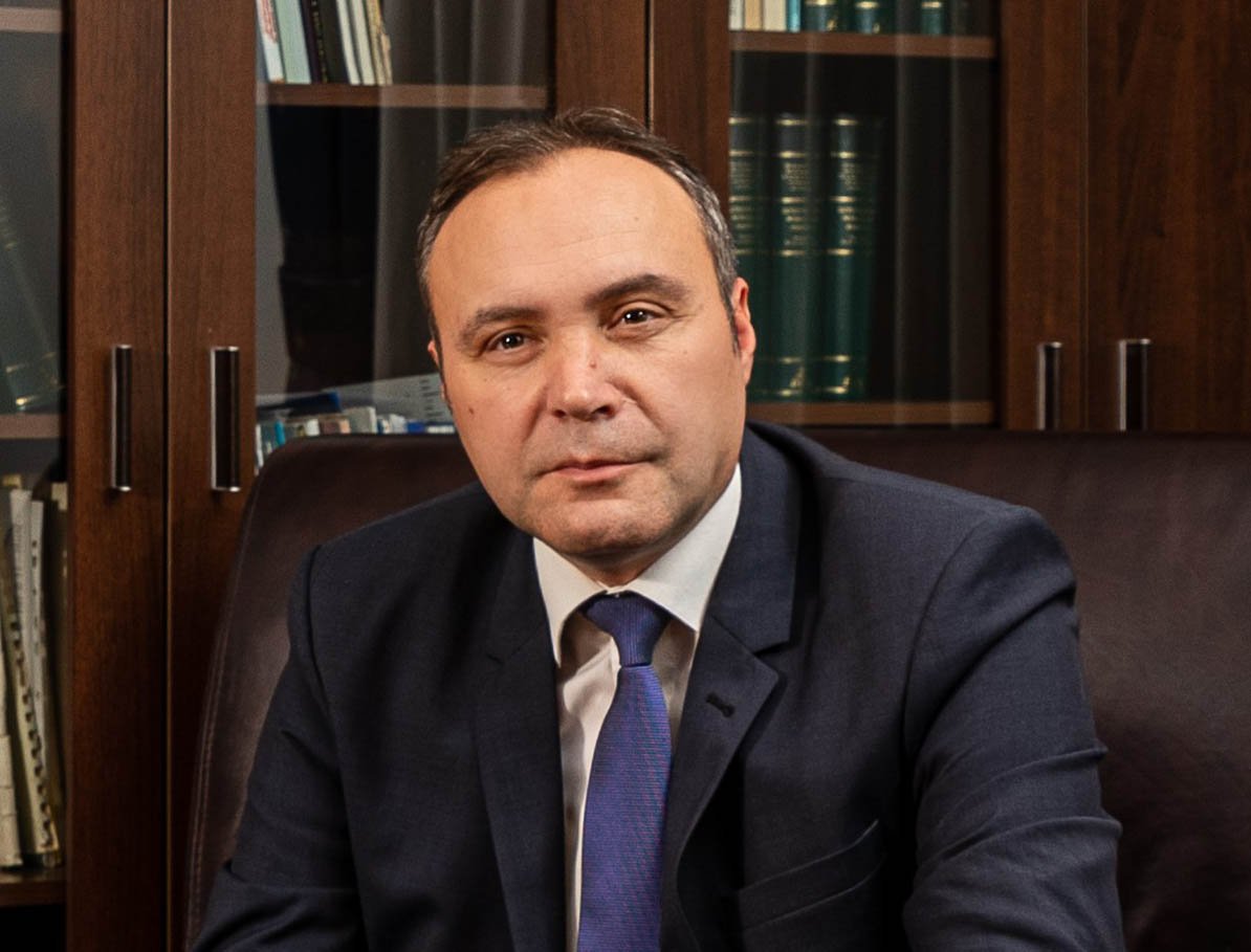 Guvernul a lansat recent o ordonanță de urgență care, în ciuda aparenței unei măsuri ferme împotriva creșterii prețurilor la benzină și motorină, pare să fie mai mult o manevră politică decât o intervenție reală în piață