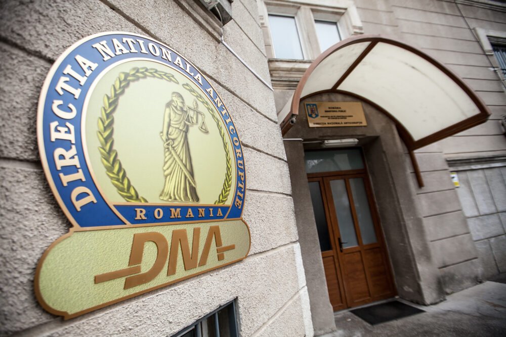Doi angajați de rang înalt din cadrul Direcției Generale Regionale a Finanțelor Publice București au fost plasați sub control judiciar pentru o perioadă de 60 de zile, fiind acuzați de complicitate în acte de corupție, în speță luare de mită și trafic de influență