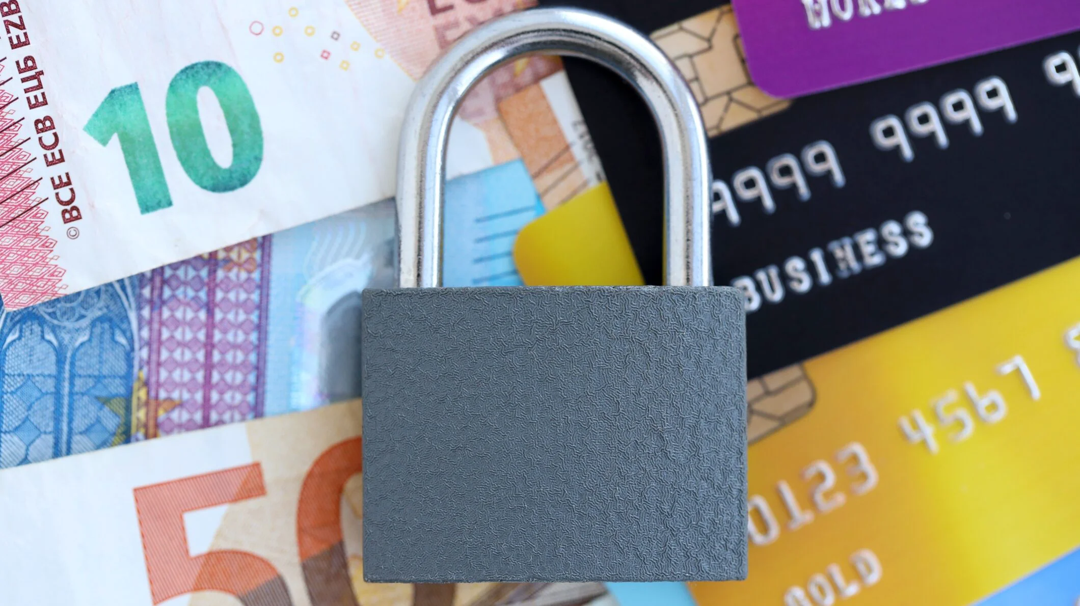 UE limitează plățile în numerar, sancționând depășirea cu 25%