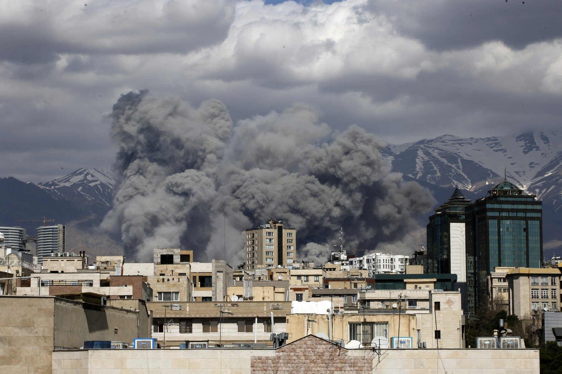 Armata israeliană a anunțat vineri o operațiune fără precedent în care a neutralizat doi oficiali iranieni de rang înalt, accentuând astfel tensiunile din Orientul Mijlociu și escaladarea conflictului dintre Israel și Iran
