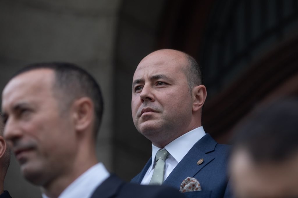 PSD își pierdea metaștia în jocul politic, dar AUR i-a dat lovitura de grație în comisiile pentru buget Lupta pentru influență în spațiul politic românesc a intrat pe o nouă etapă, moment în care scena parlamentară a fost martora unui război nevăzut, dar extrem de dur, între PSD și AUR