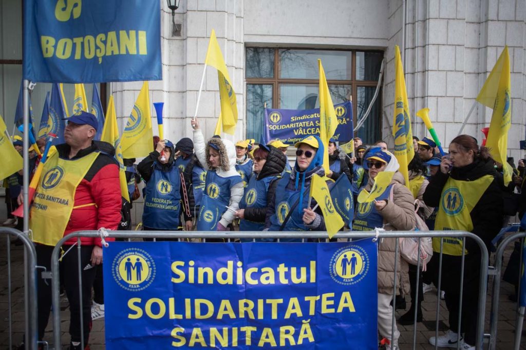 Întâlnire de urgență a liderilor sindicali cu Sorin Grindeanu, pe fondul noilor reforme din sistemul de angajare O întâlnire de mare importanță a avut loc miercuri dimineață la sediul Camerei Deputaților, unde Sorin Grindeanu, președintele PSD, și Claudiu Manda, secretarul general al partidului, au discutat cu liderii celor mai influente confederații sindicale din țară