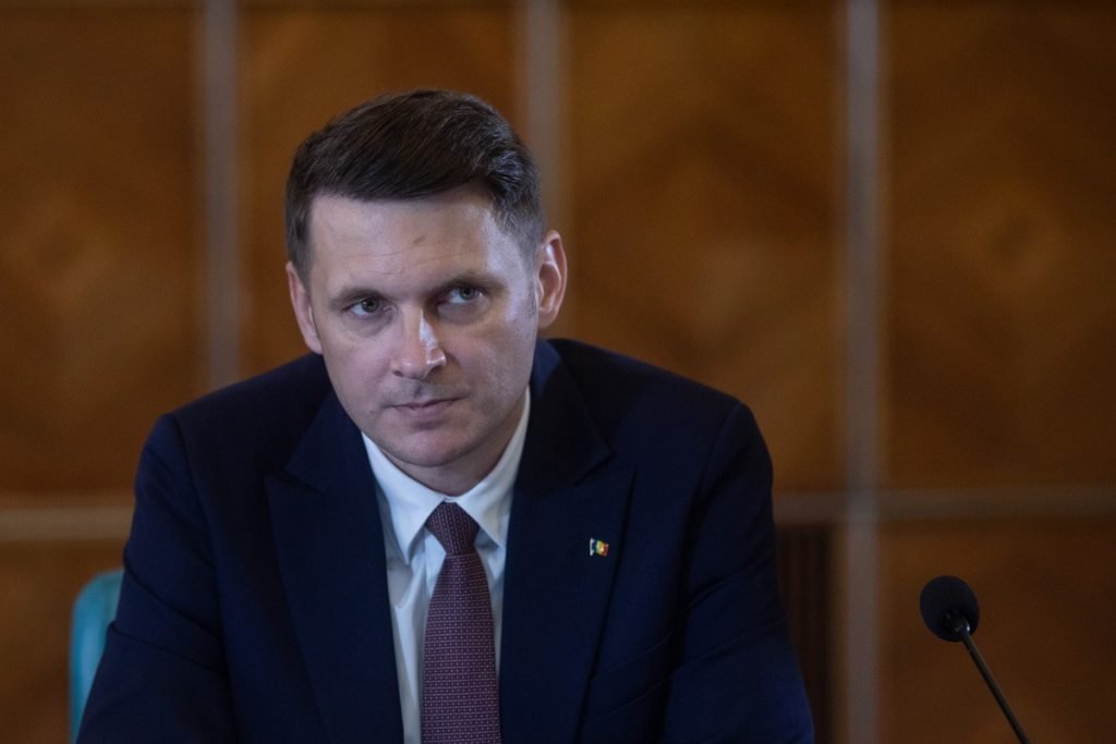 Liderii PNL rămân fermi în susținerea premierului Ilie Bolojan, desconsiderând presiunile din partea coaliției Războiul politic din coaliția de guvernare capătă accente tot mai tensionate, pe fondul discuțiilor despre posibile reconfigurări ale cabinetului