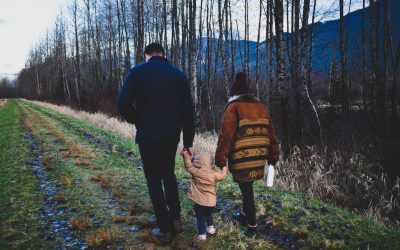 Familie-parinti-copil-la-plimbare-iarna-Foto-Pexels-scaled-e1596642494784.jpg - ReactiveNews