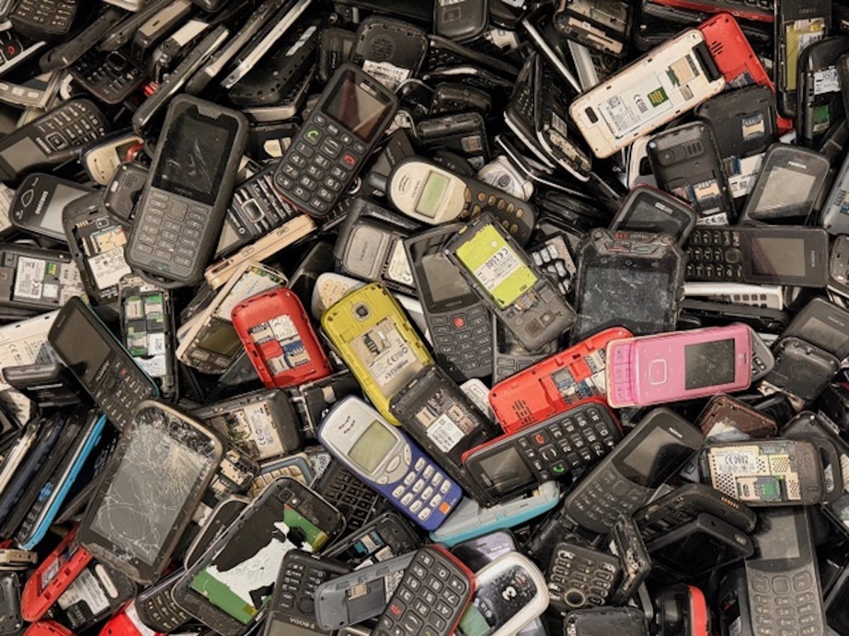 Românii păstrează în sertare milioane de telefoane vechi sau le aruncă la gunoi, o realitate care dezvăluie o problemă tot mai acută în gestionarea deșeurilor electronice din țară
