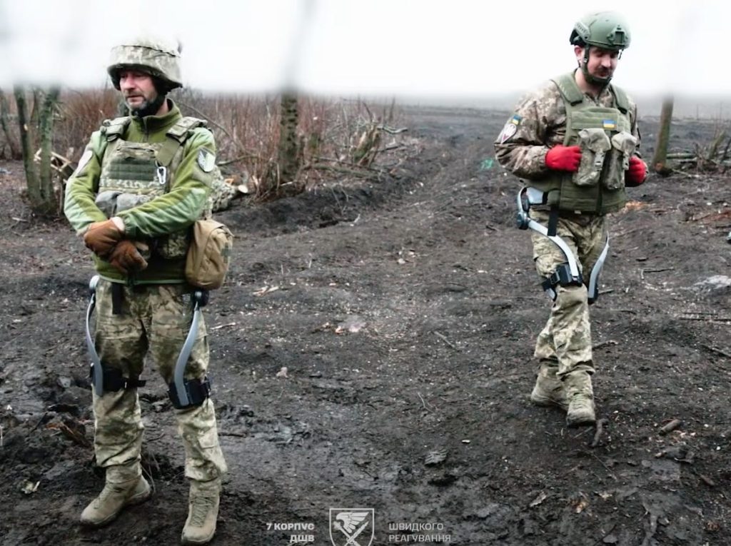 Ucraina a făcut un pas semnificativ în adoptarea tehnologiilor militare de ultimă generație, testând pe frontul de luptă exoschelete care promit să reducă oboseala și să amplifice eficiența soldaților