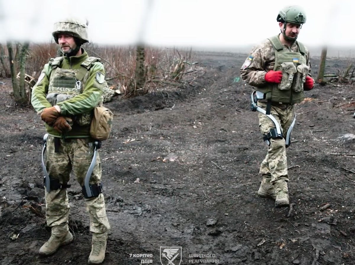 Ucraina a făcut un pas semnificativ în adoptarea tehnologiilor militare de ultimă generație, testând pe frontul de luptă exoschelete care promit să reducă oboseala și să amplifice eficiența soldaților