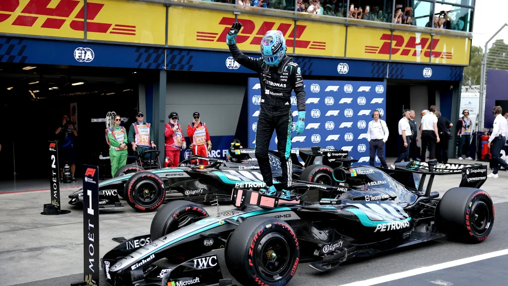 George Russell obține pole position la Australian Grand Prix, în timp ce Max Verstappen părăsește prematur calificările Într-un weekend care promitea surprize și tensiuni, ultimul sfert de oră al calificărilor de la Melbourne a adus o premieră pentru sezonul 2026: George Russell de la Mercedes a reușit să obțină pole position pentru primul Mare Premiu al anului
