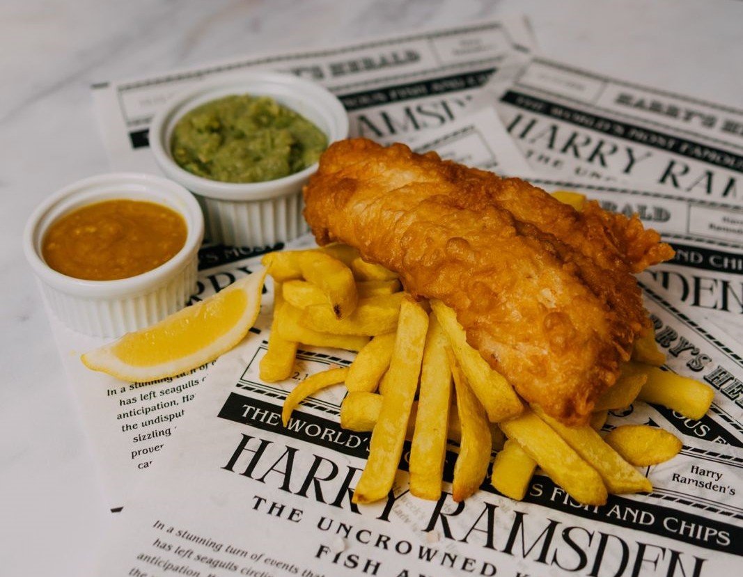 Harry Ramsden’s face primul pas în România: Fish & Chips în inima Bucureștiului Bucureștiul va avea în curând un gust autentic din Marea Britanie, odată cu deschiderea primului restaurant Harry Ramsden’s pe piața locală