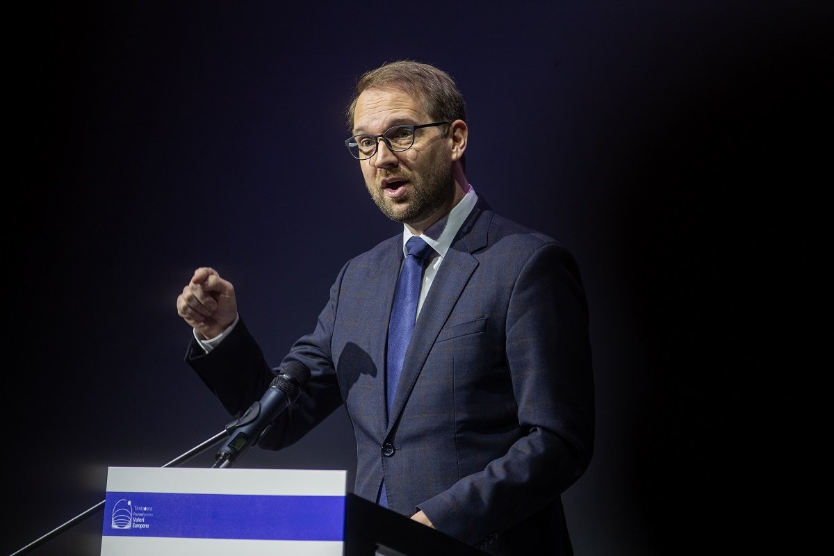 Coaliția PSD-AUR în spatele unei manevre controversate pentru menținerea Renatei Weber în funcție Luni seară, scena politică românească a fost zguduită de acuzații ferme din partea liderului USR, Dominic Fritz, într-un context în care postul de Avocat al Poporului a devenit subiect de scandal și dezbateri aprinse