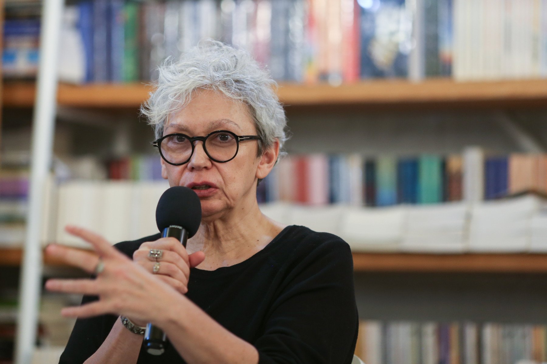 Actrița Oana Pellea, fiica legendarului actor Amza Pellea, a dezvăluit recent în mediul online o situație dificilă și frustrantă care o ține de doi ani în suspans
